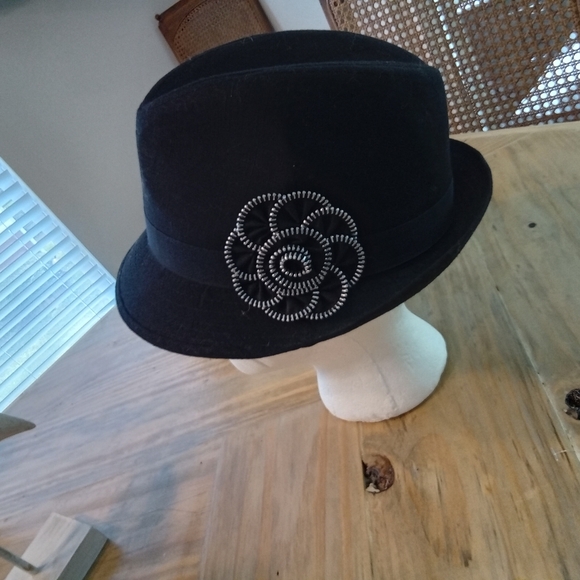 Scala Pronto Black Fedora with Silver Flower Accent Lenin Hat - Picture 1 of 11